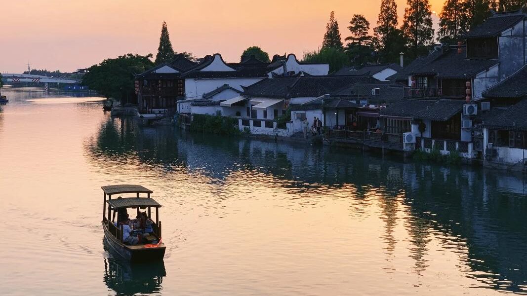 Zhujiajiao Water Town: Canals, Incense Crafting & Local Life
